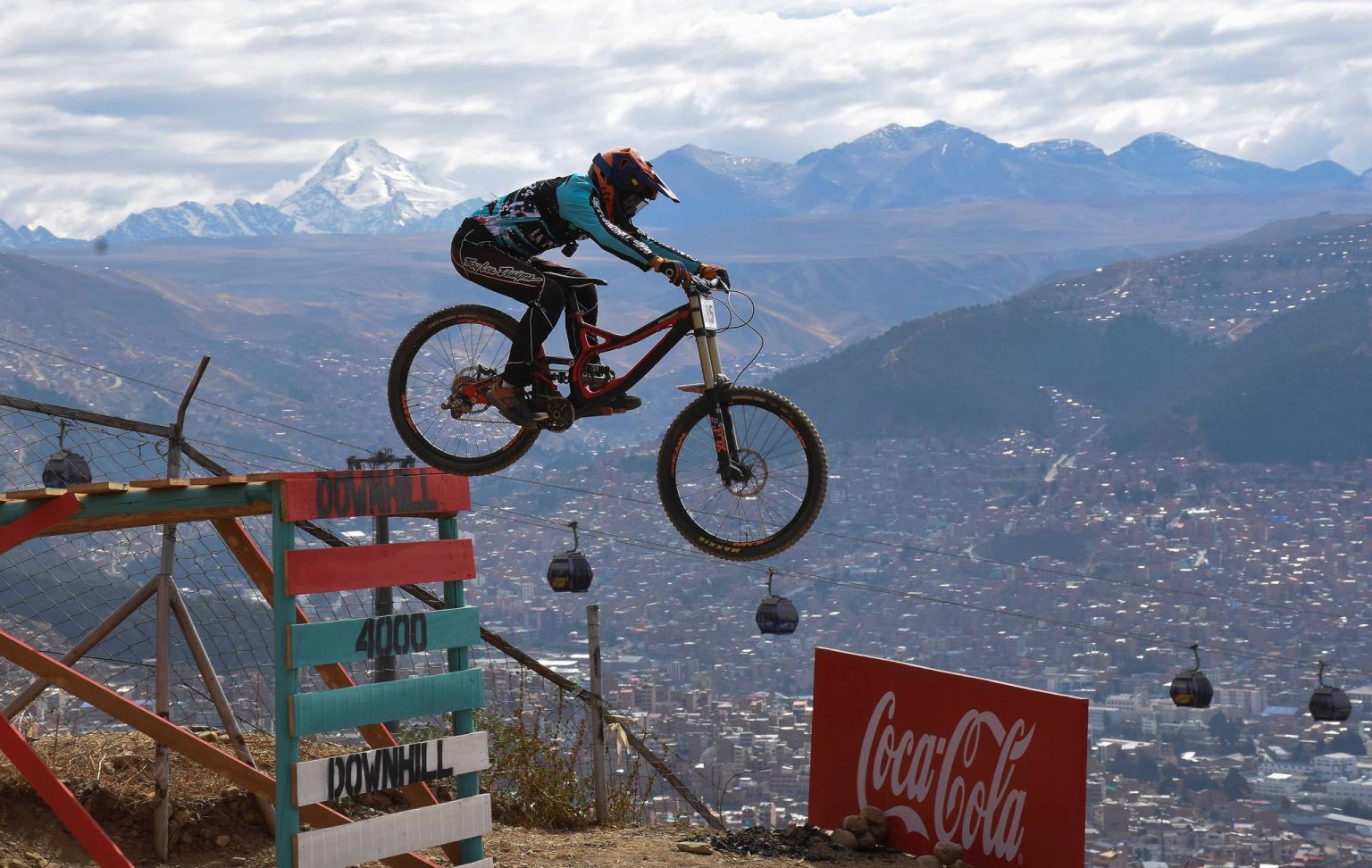 Se lleva adelante la competencia de ciclismo extremo donde la adrenalina, destreza, habilidad y la agreste topografía de la ciudad con más de 100 competidores nacionales e internacionales: el Downhill 4000. FOTO/Francisco RIVEROS@APGNoticiasBo