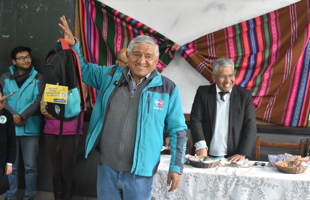 Padres de familia y profesores de la Unidad Educativa Juan Herschel destacan la entrega de la Mochilator 2.5