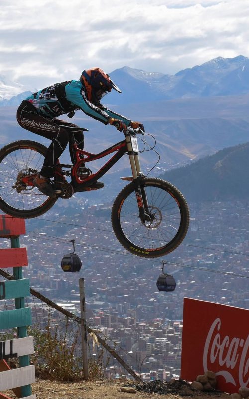 Se lleva adelante la competencia de ciclismo extremo donde la adrenalina, destreza, habilidad y la agreste topografía de la ciudad con más de 100 competidores nacionales e internacionales: el Downhill 4000. FOTO/Francisco RIVEROS@APGNoticiasBo